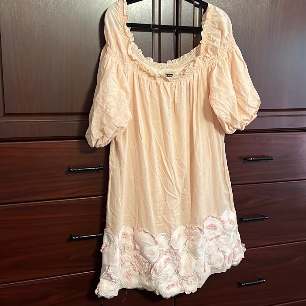 Vintage BCBG MAXAZRIA SIZE 4 pink rosettes at bottom